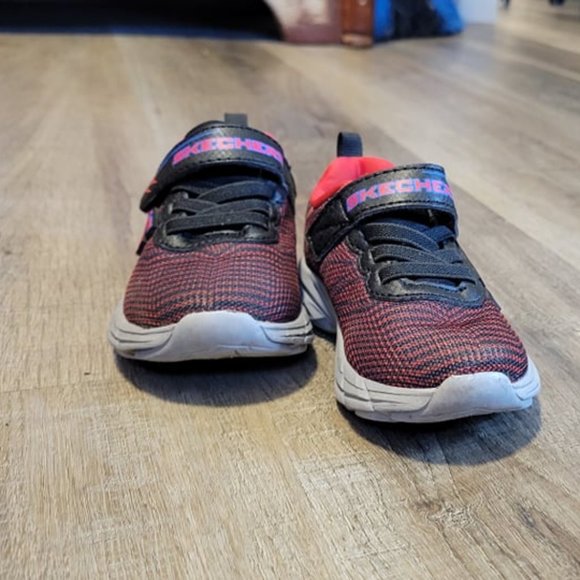 SKETCHERS - "training shoes" Velcro and elastic laces. Red and black - Size US5 - Picture 2 of 4